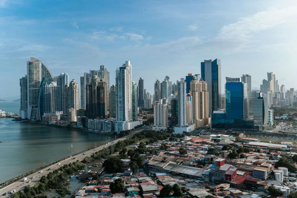 PIB de Panamá crece 4% en 2026: sectores ganadores para invertir