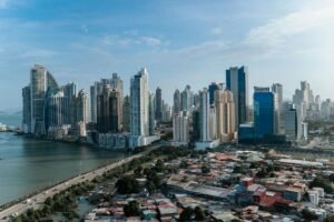 PIB de Panamá crece 4% en 2026: sectores ganadores para invertir